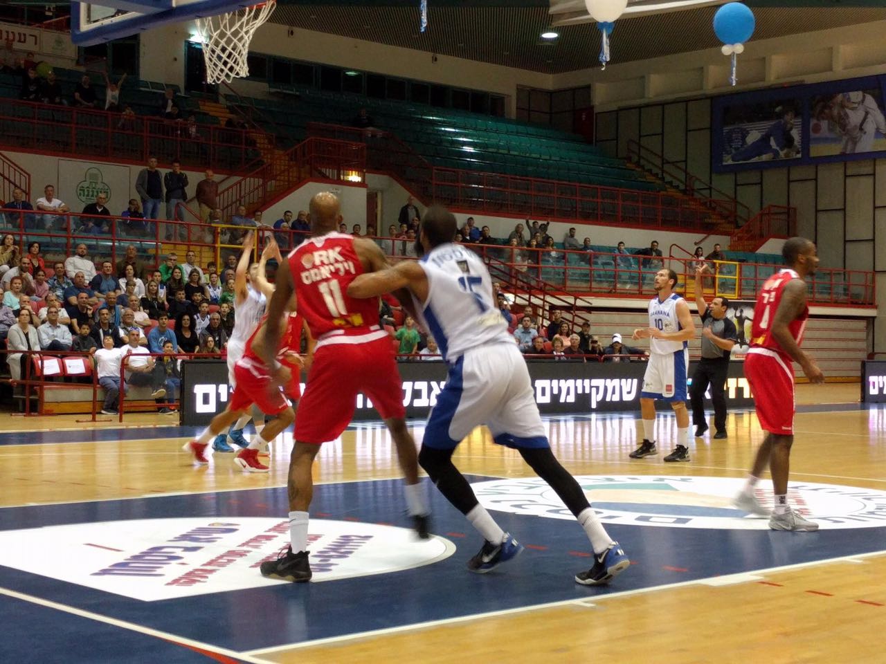 ג'ייסון וויליאמס נדחק ברעננה. היה לו משחק חלש ולא אופייני במחצית הראשונה (צילום: באדיבות מועדון הפועל באר שבע)